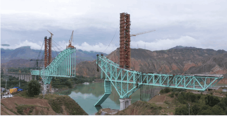 中國一座在建橋樑坍塌墜入黃河，已致至少12人死亡