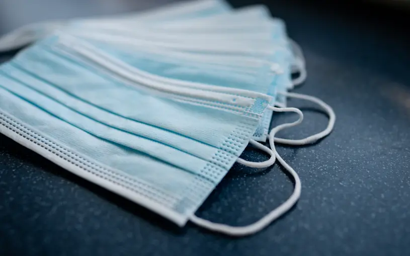 新冠時救命的口罩竟成毒物來源？研究警告：廢棄口罩正釋放有毒化學物！