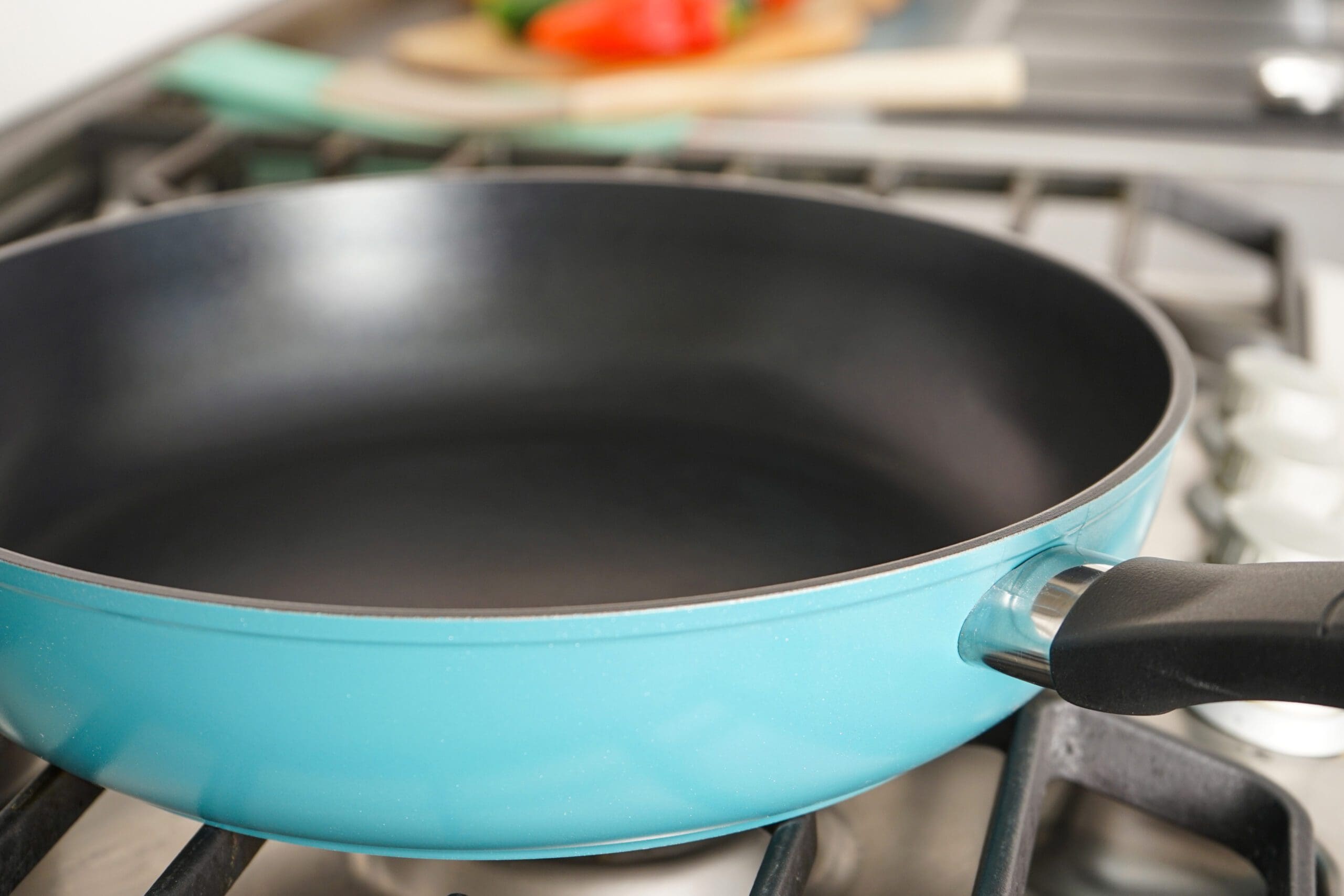 一個放在瓦斯爐上的黑色不沾鍋，象徵加州正在辯論的不沾鍋禁用議題