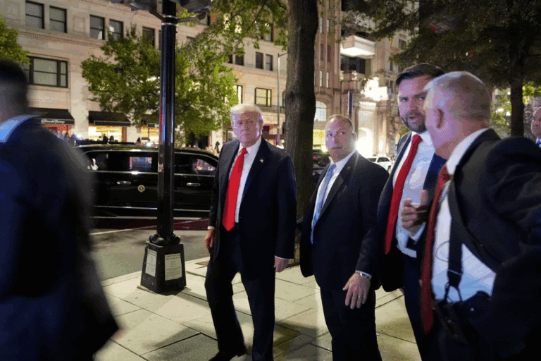 特朗普攜內閣成員高檔餐廳用餐，被抗議者指著鼻子罵「希特勒」