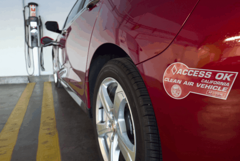 加州百萬電動車主噩耗！10月1日起單人上共乘車道將被罰款