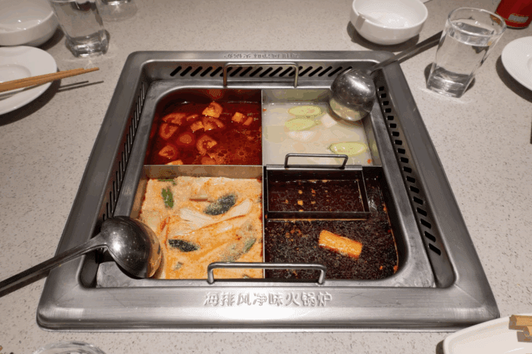 中國兩名少年在海底撈湯底中小便，還拍片上網！如今判決出爐