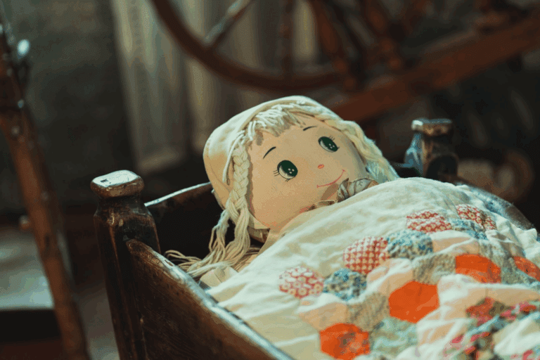 恐怖鬼娃「安娜貝爾」，真的殺人了？調查員巡展時猝死，結果法醫卻說⋯⋯