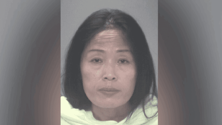 恐怖殺夫案！華裔女子涉嫌對丈夫潑酸並鎖門致其死亡，警察到場仍聞受害者尖叫