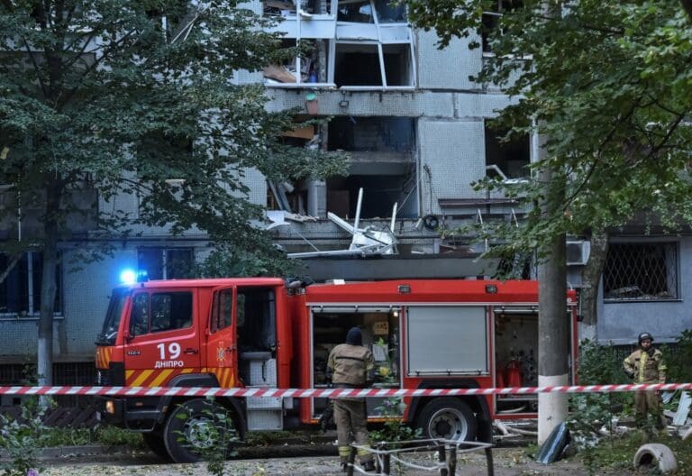 恐怖意外！韓女打火機滅蟑釀火災，中國媽媽隔窗托嬰後墮樓身亡