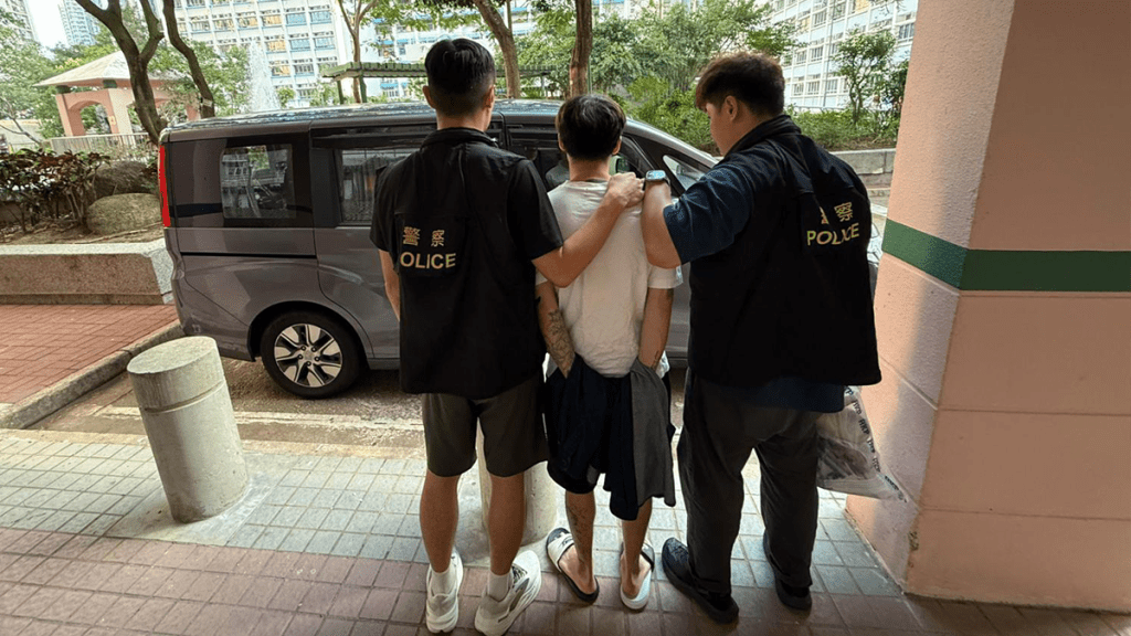 將軍澳警破毒品案！29歲男私家車藏11萬毒品及伸縮棍被捕