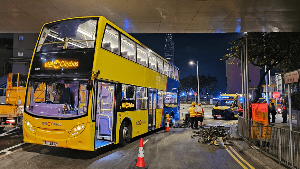 灣仔城巴意外：撞路面工程發電機，工人遭殃受傷