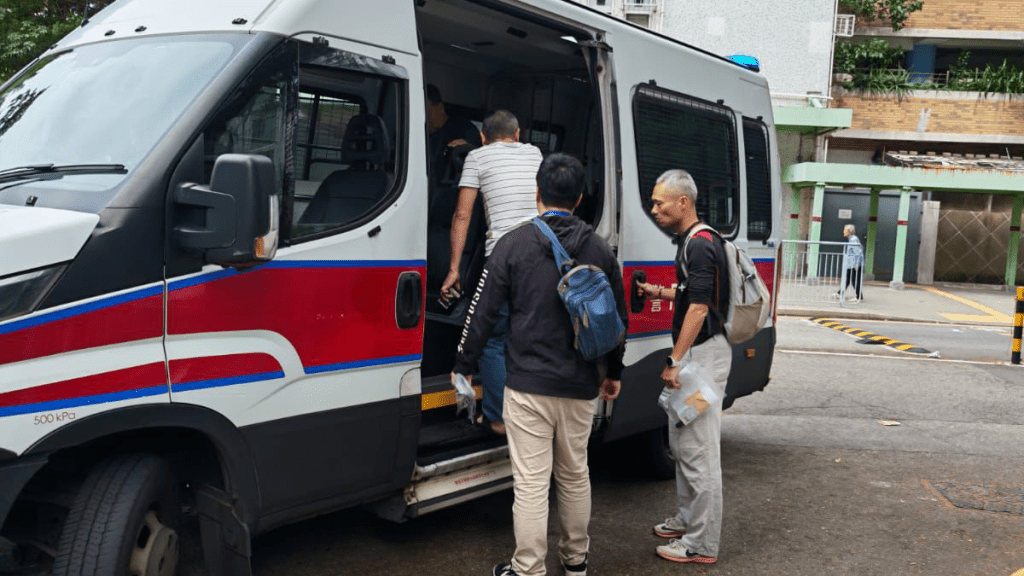 葵芳邨街頭賭博被搗破！警拘捕四名男子，最年長者高齡86歲