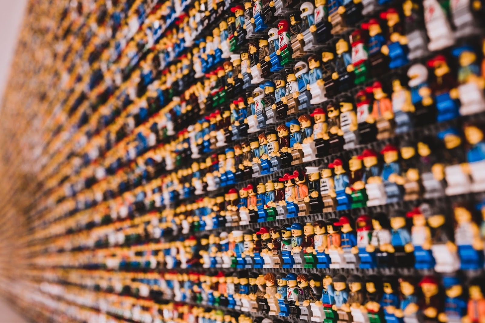 加州警方破獲樂高竊盜團夥！嫌犯家中藏匿竟按「表情」分類的人偶頭？