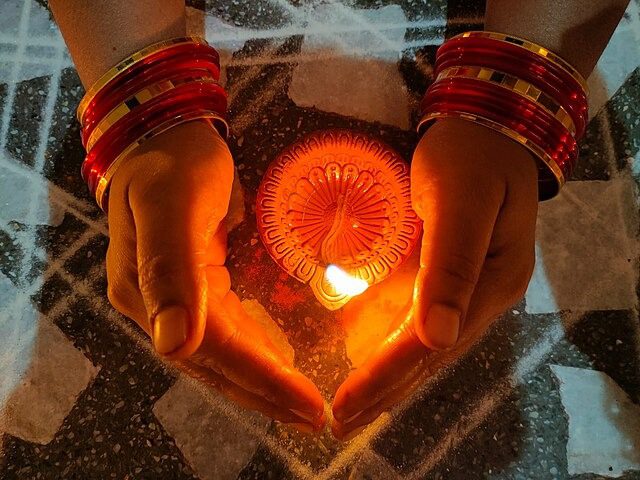 直布羅陀銀行排燈節賀圖出大錯！一張照片冒犯兩種文化？