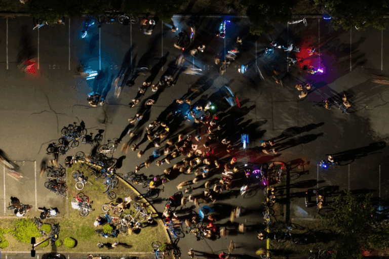 波特蘭組織「緊急」裸體單車行，抗議特朗普派兵