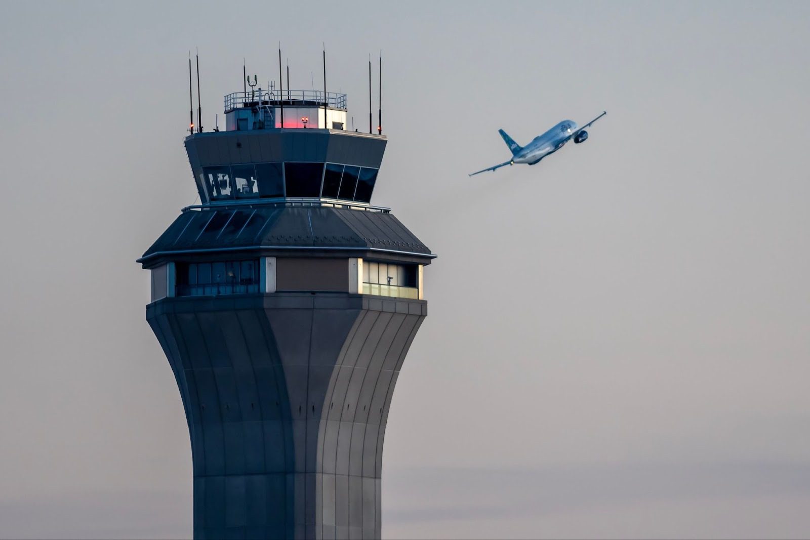 美國機場空管員短缺告急，政府停擺背後隱藏更大危機？