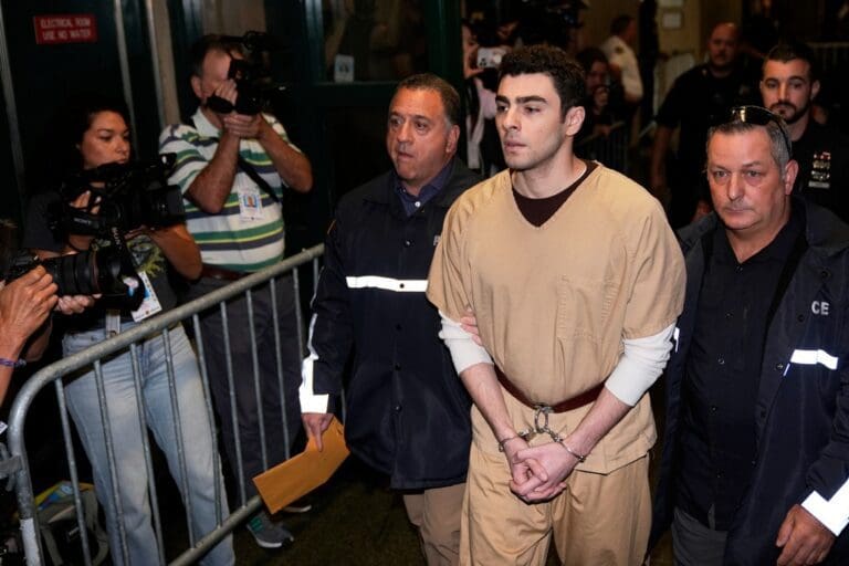 聯合健康CEO槍殺案嫌犯亞洲行蹤曝光：曾戲言用寶可夢卡付費