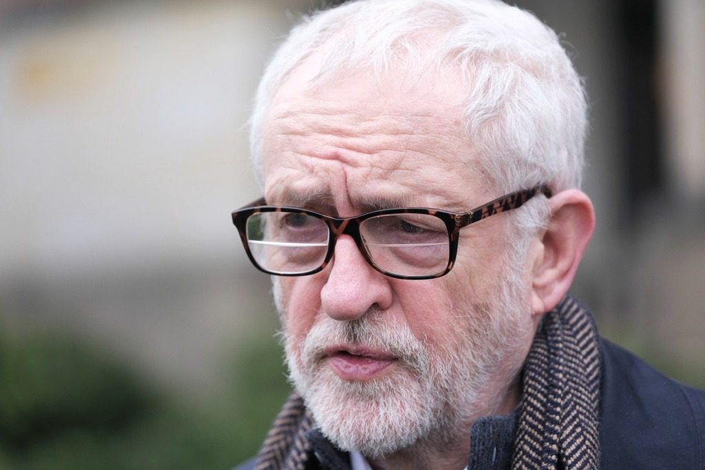 英國議員科爾賓驚喜跨界，倫敦變裝啞劇角色成謎