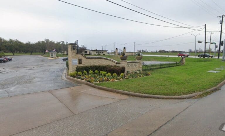 殯儀館墓穴意外翻倒，24歲工人慘遭壓死！遺孀痛心：「他不應獨自在那裡」