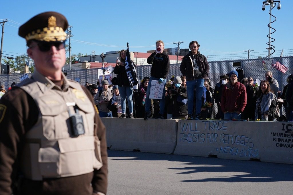萬聖節前夕，伊利諾州長要求ICE暫停行動！引發國土安全部強烈反駁