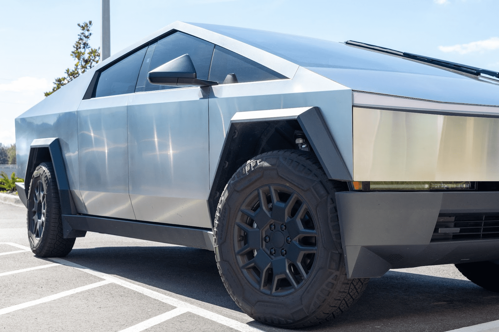 Cybertruck車門成死亡陷阱？19歲少女被困燒死，特斯拉面臨訴訟