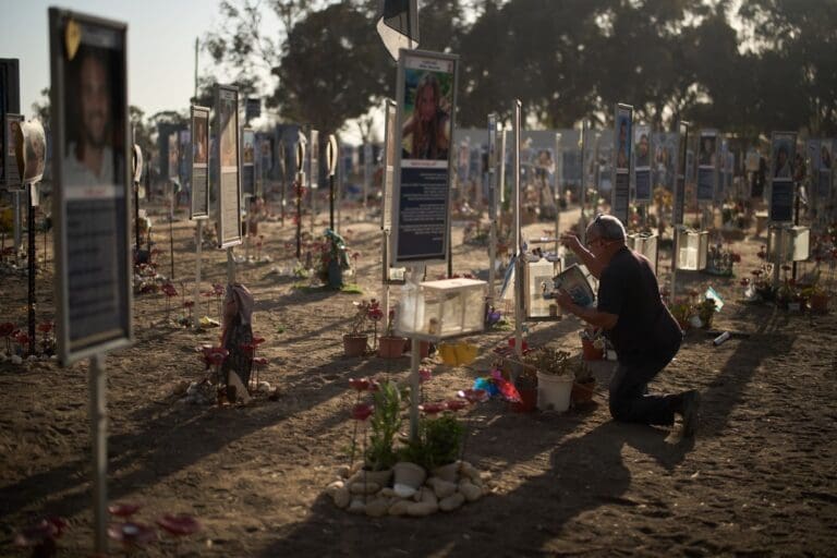 哈馬斯襲擊兩週年：以色列全國悼念，停火談判背後誰在角力？