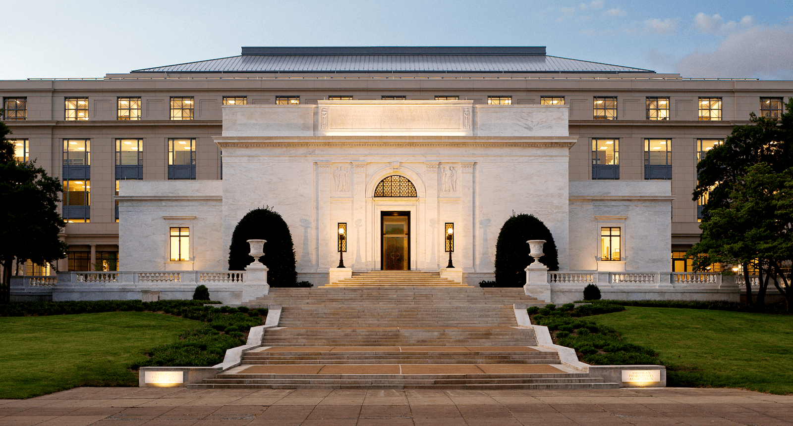 「特朗普凱旋門」計畫受阻？總統閃電解僱整個藝術委員會