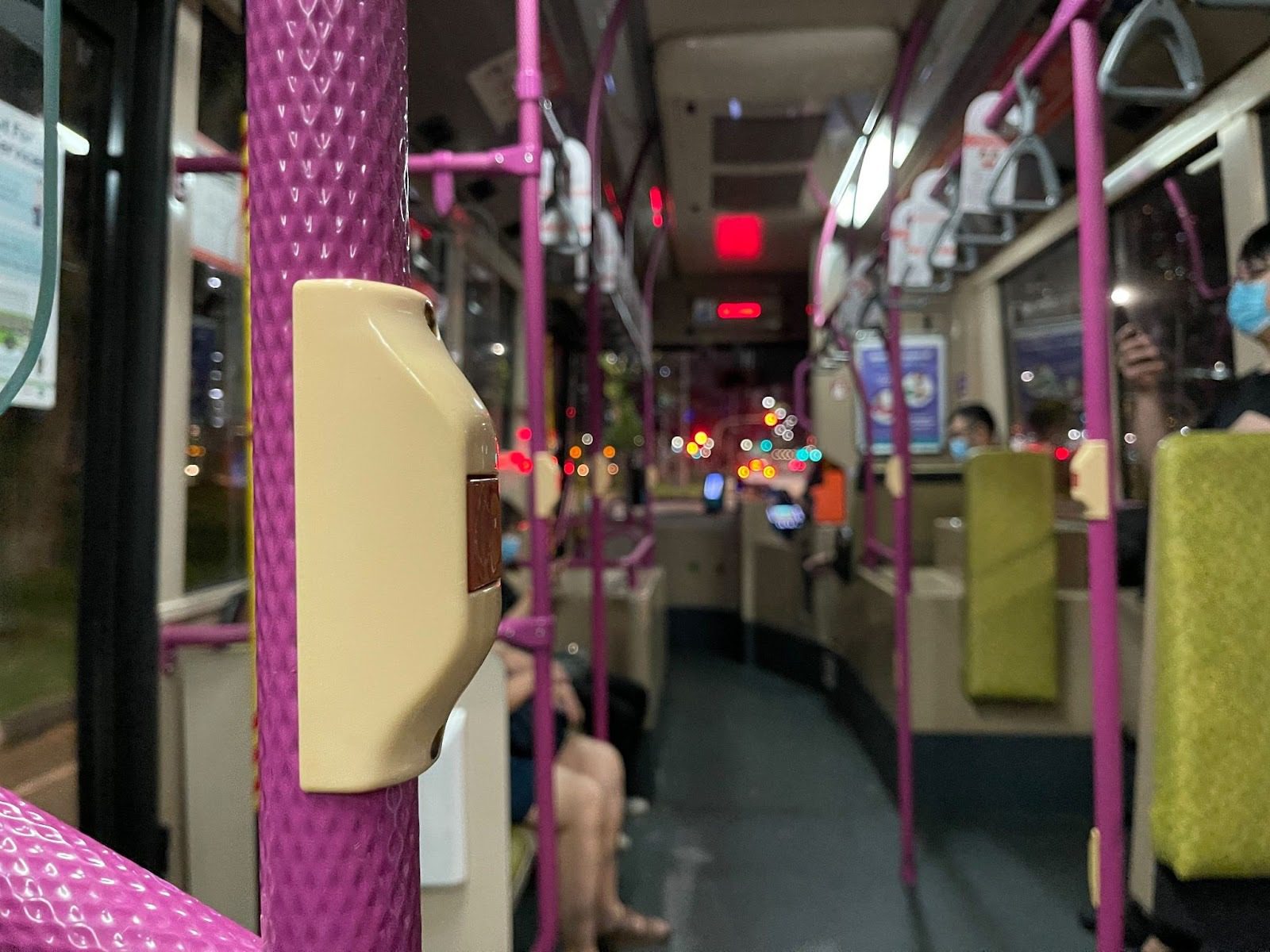 新加坡巴士新規出爐：播音樂將開罰，通勤族安檢恐成常態？