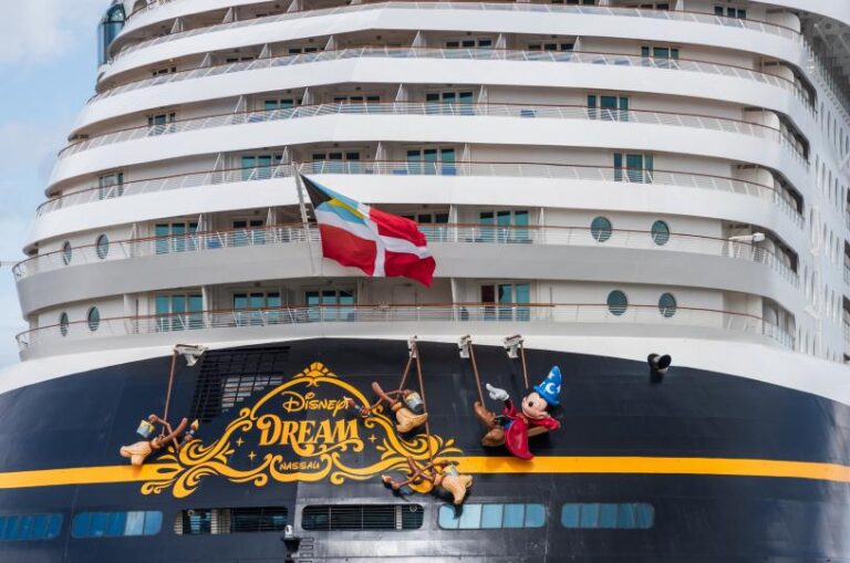 父愛如山！迪士尼郵輪上演驚魂一幕：4歲女童墜海，父親毫不猶豫「縱身一躍」……