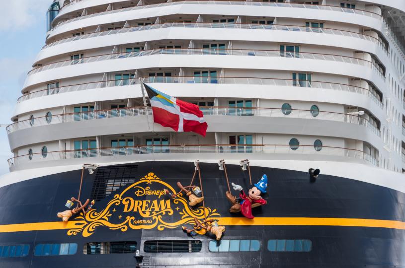 父愛如山！迪士尼郵輪上演驚魂一幕：4歲女童墜海，父親毫不猶豫「縱身一躍」……