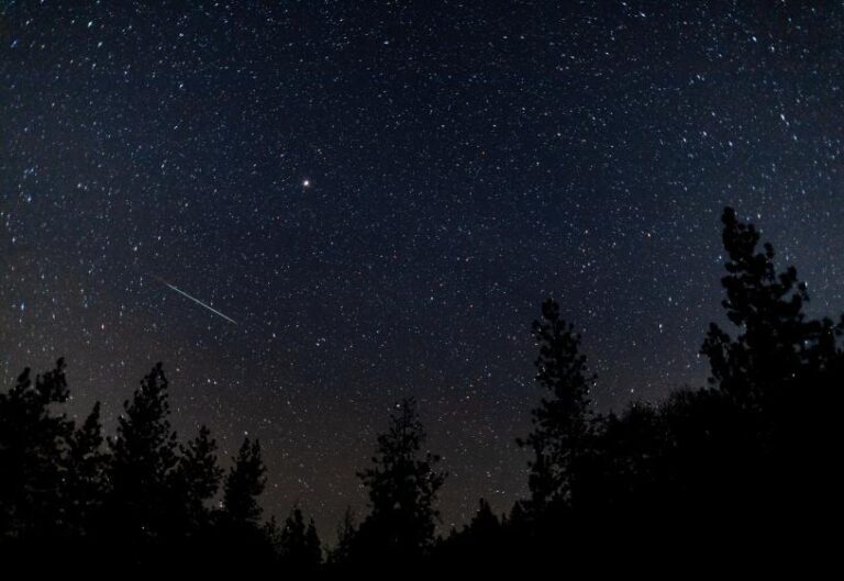 今晚夜空有驚喜！兩場流星雨同時達到高峰，專家稱可見到壯觀的「慢速火球」
