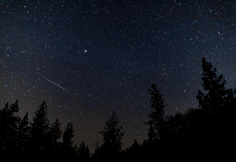 今晚夜空有驚喜！兩場流星雨同時達到高峰，專家稱可見到壯觀的「慢速火球」