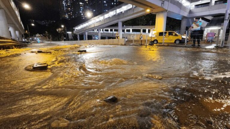 鑽石山鳳德道爆食水管 黃泥水淹浸行車線 大面積路陷