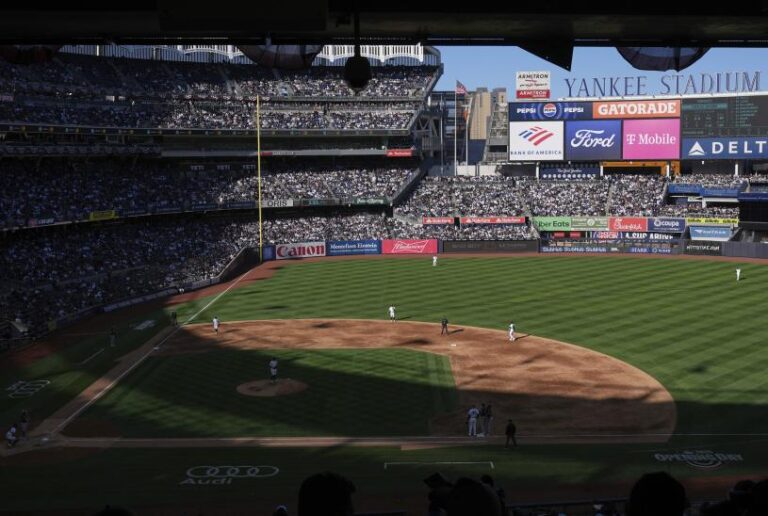 洋基球場爆出驚人影片！一對情侶在光天化日之下上演「限制級」畫面，影片瘋傳4000萬次