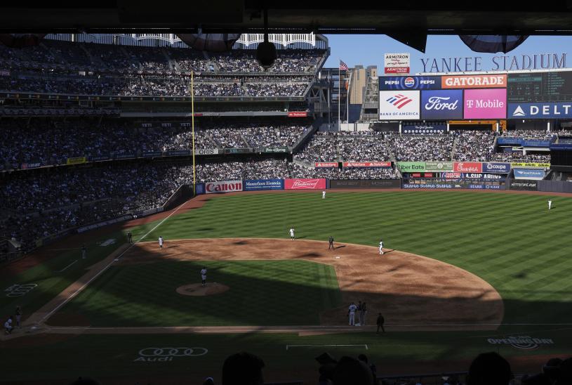 洋基球場爆出驚人影片！一對情侶在光天化日之下上演「限制級」畫面，影片瘋傳4000萬次