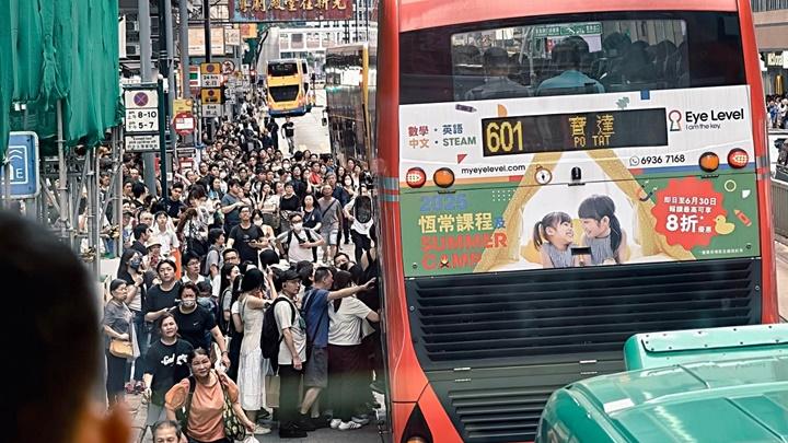 將軍澳線故障｜多區交通大混亂 北角巴士站人潮逼出馬路