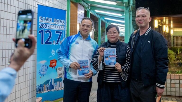 立法會選舉臨近！警務處處長周一鳴現身柴灣警察宿舍，呼籲居民踴躍投票