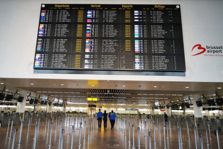 政府停擺釀航空災難？美國近千航班取消衝擊三大樞紐