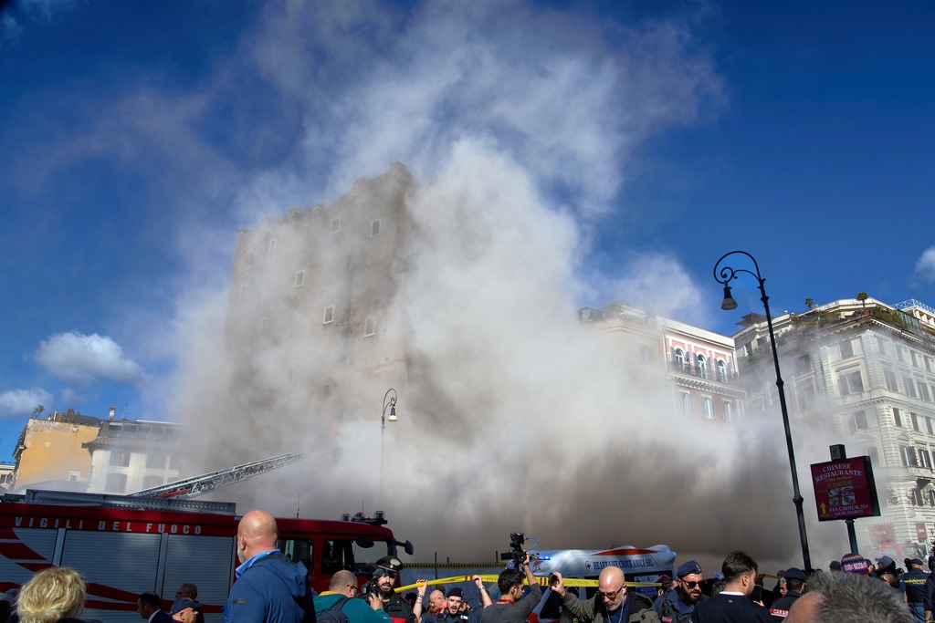 羅馬中世紀古塔翻新中倒塌，工人受困生死未卜