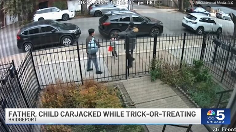 華裔父親萬聖節帶女兒討糖，竟遭槍指頭劫車！年幼女兒目睹全程